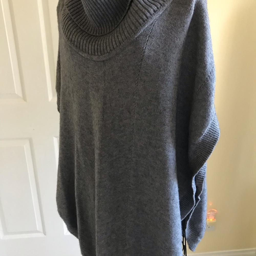Sisters Gray Cowl Neck Poncho Style Sweater Size Small-runs large - Picture 8 of 9